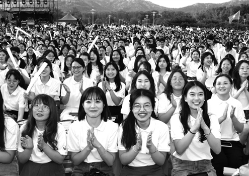 山东师范大学毕业典礼上,同学们尽情享受毕业时刻